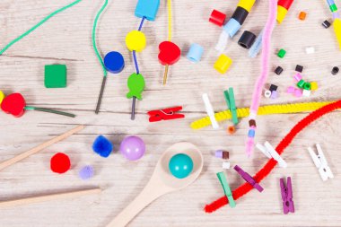 Okulda ve anaokulunda farklı renkte aksesuarlar çalınır ya da öğrenilir. Çocukların motor becerilerinin, koordinasyonun, yaratıcılığın ve mantıksal düşüncenin geliştirilmesi