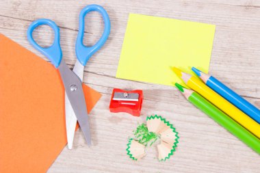 Okulda ya da anaokulunda kullanılan farklı ofis ve kırtasiye malzemeleri. Yaratıcılığın gelişimi, mantıksal düşünme, koordinasyon ve çocukların motor becerileri