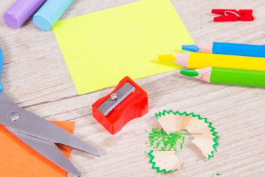 Okulda ya da anaokulunda öğrenmek için kullanılan kırtasiye malzemeleri. Yaratıcılığın gelişimi, mantıklı düşünme ve koordinasyon. Sarı kartta metin için yer