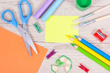 Okulda ya da anaokulunda öğrenmek için kullanılan kırtasiye malzemeleri. Yaratıcılığın gelişimi, mantıklı düşünme ve koordinasyon. Sarı kartta metin için yer