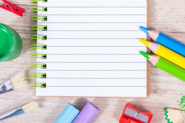 Okulda ya da anaokulunda öğrenim için kullanılan not defteri ve kırtasiye aksesuarları. Yaratıcılığın, koordinasyonun ve çocukların motor becerilerinin geliştirilmesi