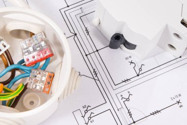 Elektrik kablosu, elektrik sigortası ve elektrik tesisatının diyagramlarıyla dolu bir kutu. Ev yapmayı ya da almayı planlama kavramı. Teknoloji