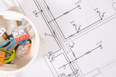 Elektrik tesisatı ve kablo bağlantıları olan kutunun çizimi. Ev inşa etmeyi veya almayı planlama kavramı