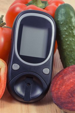 Şeker seviyesi ve doğal sebzeleri kontrol etmek ve ölçmek için glukometre. Diyabet sırasında sağlıklı yaşam tarzı ve beslenme