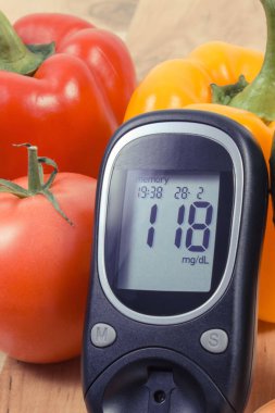 Şeker seviyesi ve doğal sebzeleri kontrol etmek ve ölçmek için glukometre. Diyabet sırasında sağlıklı yaşam tarzı ve beslenme