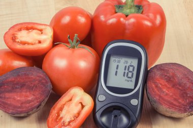 Glikoz ölçer, şeker seviyesi ve taze doğal sebzelerin sonucu. Diyabet sırasında sağlıklı yaşam tarzı ve beslenme