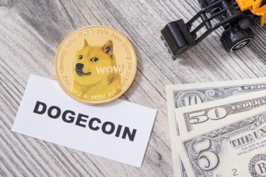 Dogecoin, minyatür kazıcı ve dolar. Kripto para biriminin sembolü. Uluslararası ağ ödemesi. Finans kavramı