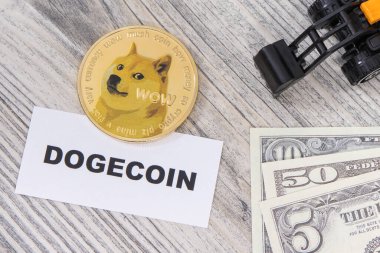 Dogecoin, minyatür kazıcı ve dolar. Kripto para biriminin sembolü. Uluslararası ağ ödemesi. Finans kavramı