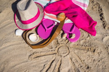 Kumda dinlenmek için güneş ve aksesuar şekli. Hasır şapka, pembe terlikler ve kabarık havlu. Kumsalda tatil zamanı.