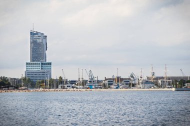 Gdynia, Polonya - 24 Ağustos 2023: Liman limanındaki modern gökdelen, Polonya 'nın Gdynia kasabasında Su Kuleleri' nin inşasına bakın