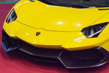 Poznan, Polonya - 07 Ekim 2023: Retro Motor Show. Poznan 'daki Uluslararası Fuar. Parlak sarı Lamborghini 'nin önüne bak. Ayrıntı ve aracın parçası