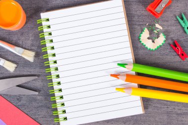 Okulda ya da anaokulunda öğrenim için kullanılan not defteri ve kırtasiye aksesuarları. Yaratıcılığın gelişimi, mantıksal düşünce ve çocukların motor becerileri