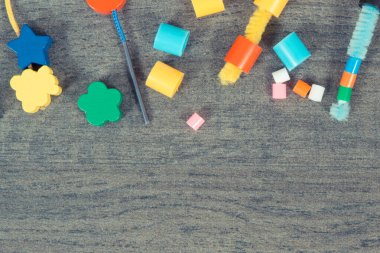 İplik, yaratıcı çubuklar ve bilezik yapımında kullanılan renkli boncuklar, saymayı ve çeşitli şekilleri sıralamayı öğrenin. Çocukların motor becerilerinin, yaratıcılığın, koordinasyonun ve mantıksal düşüncenin gelişimi