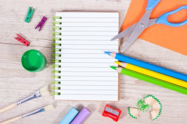 Okulda ya da anaokulunda öğrenim için kullanılan not defteri ve kırtasiye aksesuarları. Yaratıcılığın gelişimi ve çocukların motor becerileri