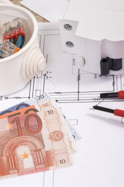 Elektrik bileşenleri, elektrik inşaat şemaları, iş aletleri ve avro banknotları. Ev yapmayı ya da almayı planlama kavramı. Teknoloji