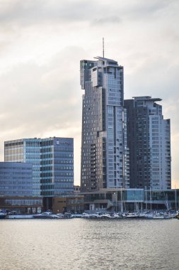 Gdynia, Polonya - 24 Ağustos 2023: Liman limanındaki modern gökdelen, Polonya 'nın Gdynia kasabasında Su Kuleleri' nin inşasına bakın