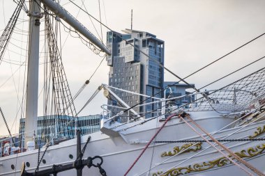 Gdynia, Polonya - 24 Ağustos 2023: Liman kenti Gdynia 'da modern gökdelen Deniz Kuleleri ve yelkenli inşa edilmesi