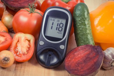 Glukometre, şeker seviyesi ve taze olgun sebzelerin sonucu. Diyabet sırasında sağlıklı yaşam tarzı ve beslenme