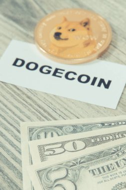 Dogecoin ve dolar banknotları. Kripto para biriminin sembolü. Uluslararası ağ ödemesi. Finans kavramı
