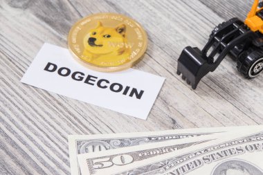 Dogecoin, minyatür kazıcı ve dolar banknotları. Kripto para biriminin sembolü. Uluslararası ağ ödemesi. Finans kavramı