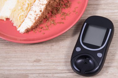 Glukometre ve çikolatalı tatlı kek. Diyabet sırasında şeker seviyesini ölçmek ve kontrol etmek