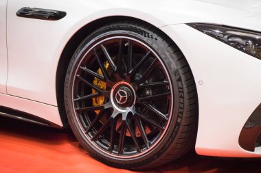 Poznan, Polonya - 07 Ekim 2023: Retro Motor Show. Poznan 'daki Uluslararası Fuar. Beyaz Mercedes 'in alüminyum tekerleğine bakın. Ayrıntı ve aracın parçası