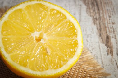 Kaynak olarak taze limon, doğal mineraller. Sağlıklı beslenme