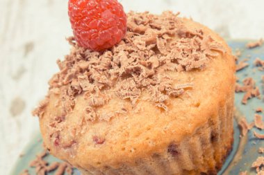 Ahududu ve çikolatalı taze ev yapımı kek. Farklı durumlar için lezzetli bir tatlı.