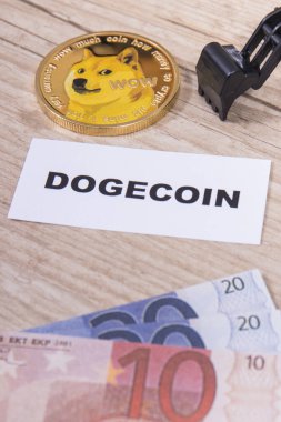 Dogecoin, minyatür kazıcı ve euro. Kripto para biriminin sembolü. Uluslararası ağ ödemesi. Finans kavramı