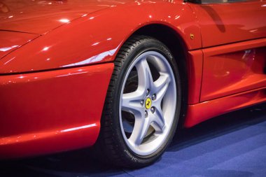 Poznan, Polonya - 07 Ekim 2023: Retro Motor Show. Poznan 'daki Uluslararası Fuar. Parlak, eski, klasik kırmızı Ferrari 'nin önünde görün. Ayrıntı ve aracın parçası
