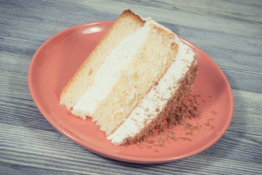 Tabağında farklı katmanlar olan tatlı bir pasta. Tatiller ya da diğer çeşitli durumlar için tatlı