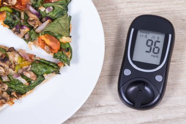 Glikoz ölçer, şeker seviyesi ve taze pişmiş vejetaryen pizzanın sonucu. Diyabet konsepti sırasında besin