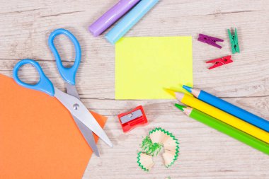 Okulda ya da anaokulunda kullanılan farklı ofis ve kırtasiye malzemeleri. Yaratıcılığın gelişimi, mantıksal düşünme, koordinasyon ve çocukların motor becerileri