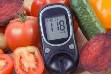 Glukometre, şeker seviyesi ve taze olgun sebzelerin sonucu. Diyabet sırasında sağlıklı yaşam tarzı ve beslenme