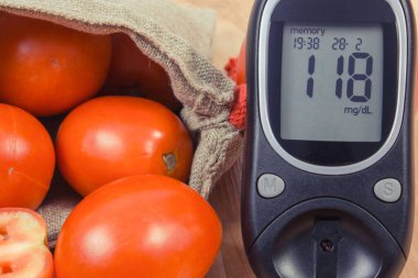 Şeker seviyesi ve taze olgun domateslerden kaynaklanan glikoz ölçer. Diyabet sırasında sağlıklı yaşam tarzı ve beslenme