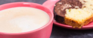 Sütlü bir fincan kahve ve sıcak hamur parçaları kakao ve çikolatalı krema. Tatlı nefis.