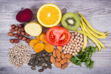 Doğal potasyum, K vitamini, mineraller ve beslenme lifleri içeren sağlıklı besleyici yiyecekler.