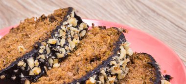 Tahtada kuru üzüm ve fındıklı kabaktan yapılmış taze pişmiş hamur işi. Tatlı nefis.