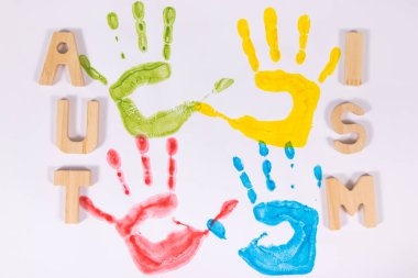 Beyaz arka planda boyadan yapılmış renkli çocuk el izi. Otizm spektrum bozukluğu kavramı