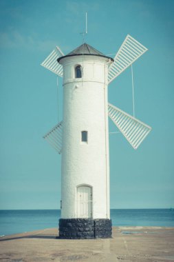 Swinoujscie, Batı Pomeranian - Polonya - 8 Haziran 2022: Yel değirmeni Stawa Mlyny 'ye karakteristik yön bulma işareti olarak bakın. Swinoujscie 'de turistik ilgi