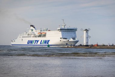Swinoujscie, Batı Pomeranya - Polonya - Haziran 09, 2022: Skaniaferry Swinoujscie limanına giriyor. Ystad 'dan yolcu ve araba taşıyın.