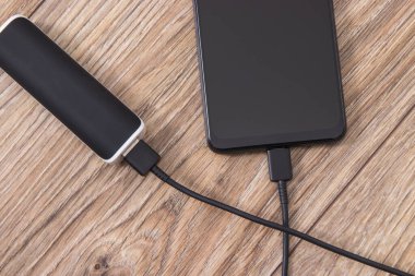 Boş akıllı telefon veya cep telefonunu şarj etmek için dış güç bankası kullan