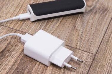 Beyaz şarj aleti ve harici güç bankası boş akıllı telefon bataryasını veya diğer aygıtları şarj etmek için