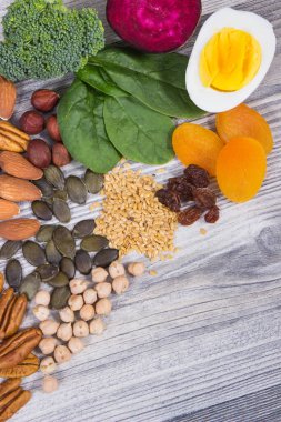 Doğal demir, mineral ve vitamin içeren besin maddeleri. Anemi ile savaşmak için en iyi yiyecek. Sağlıklı beslenme