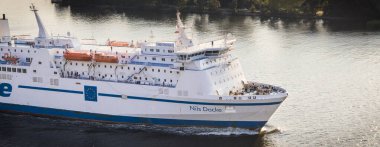 Swinoujscie, Batı Pomeranya - 13 Temmuz 2022: Swinoujscie 'deki deniz fenerinden Swinoujscie' den Swinoujscie 'den Trelleborg' a giden yolcu ve araba feribotu Nils Dacke. Baltık Denizi 'nden Nakliye