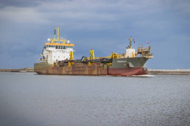 Swinoujscie, Batı Pomeranian - Polonya - 5 Temmuz 2024: Büyük gemi kasap otobanı Baltık Denizi 'ndeki Swinoujscie limanına giriyor. Derin deniz yatağı kavramı