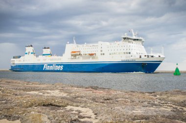 Swinoujscie, Batı Pomeranya - 5 Temmuz 2024: Malmö 'den Swinoujscie' ye giden Finnfellow feribotu yolcuları ve arabaları izleyin. Baltık Denizi 'nden Nakliye