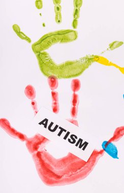 Boya ve yazıt otizminden yapılmış renkli çocuk el izi. Otizm Spektrum Bozukluğu. Beyaz arkaplan