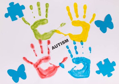 Boya ve yazıt otizminden yapılmış renkli çocuk el izi. Otizm Spektrum Bozukluğu. Beyaz arkaplan