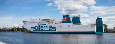 Swinoujscie, Batı Pomeranya - 14 Temmuz 2022: Polferries Cracovia feribotu Swinoujscie limanından ayrılıp Ystad 'a yelken açıyor. Yolcuları ve arabaları taşı